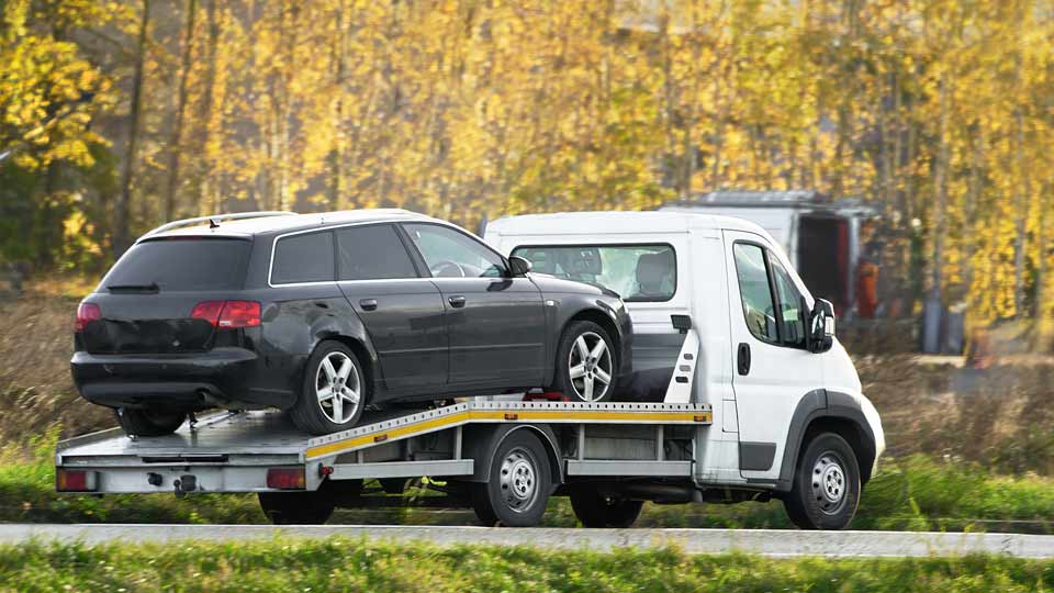 Ein Auto wird auf einem Abschleppwagen verladen und kostenlos bei Autoankauf Konstanz abgeholt 